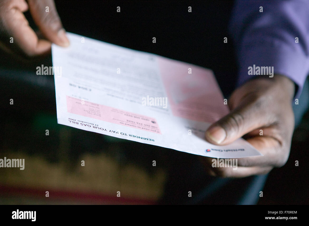 Un ménage d'une facture en cours de lecture, Banque D'Images