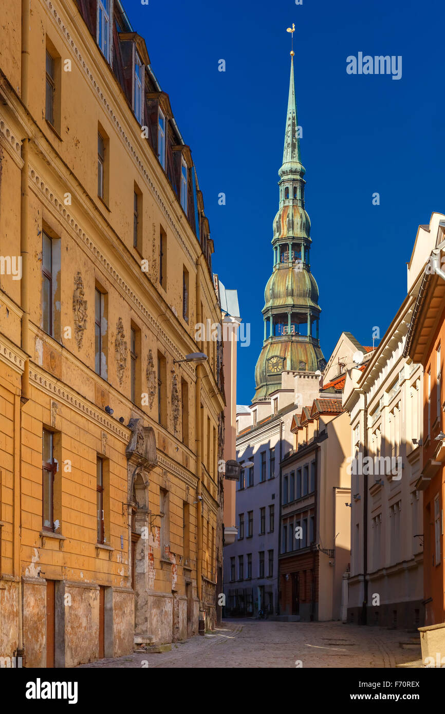 Église Saint Pierre dans la vieille ville de Riga, Lettonie Banque D'Images