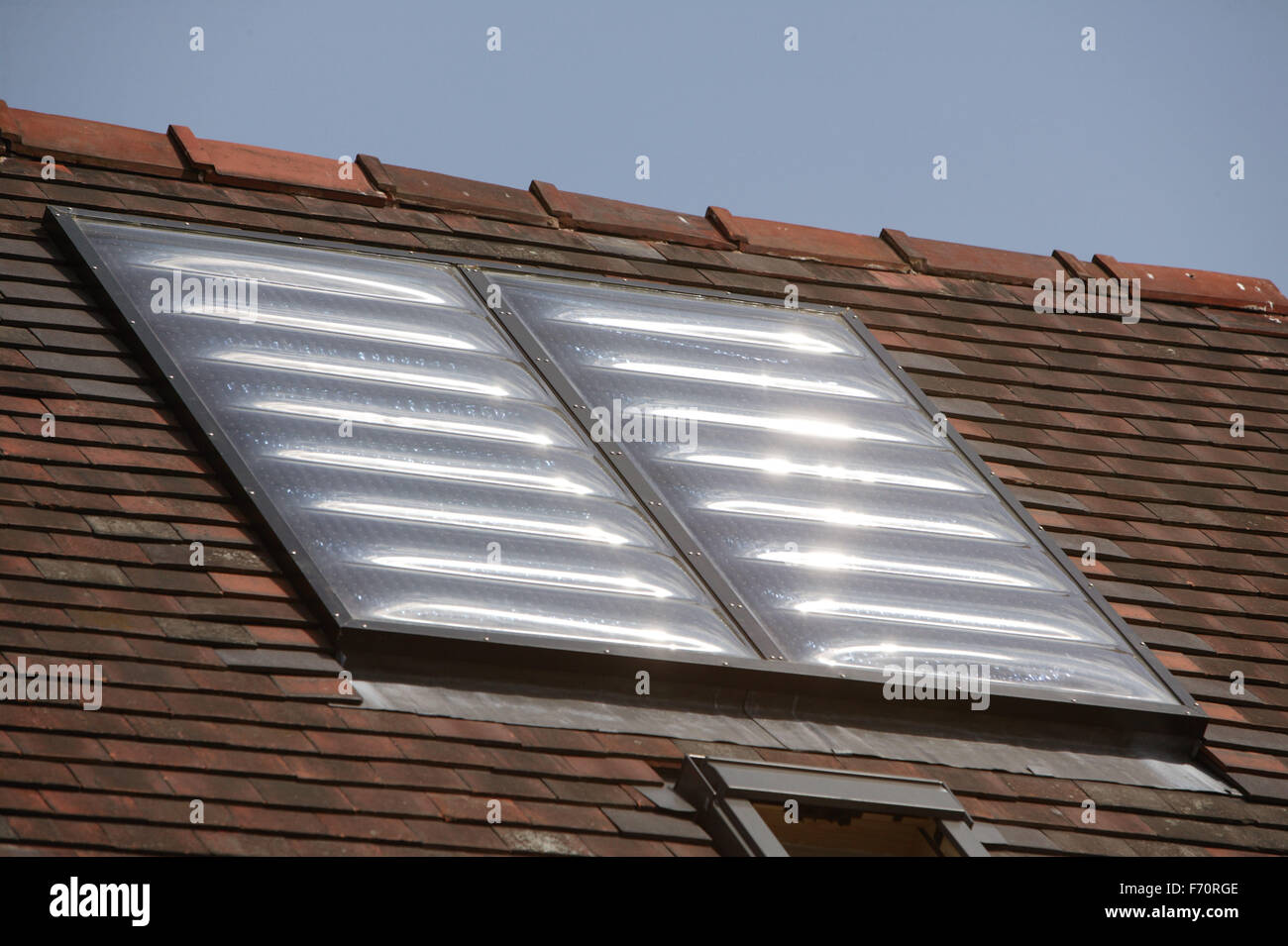 Les panneaux de chauffage solaire de l'eau sur le toit d'Eco House à l'Wintles ; Bishop's Castle, Banque D'Images