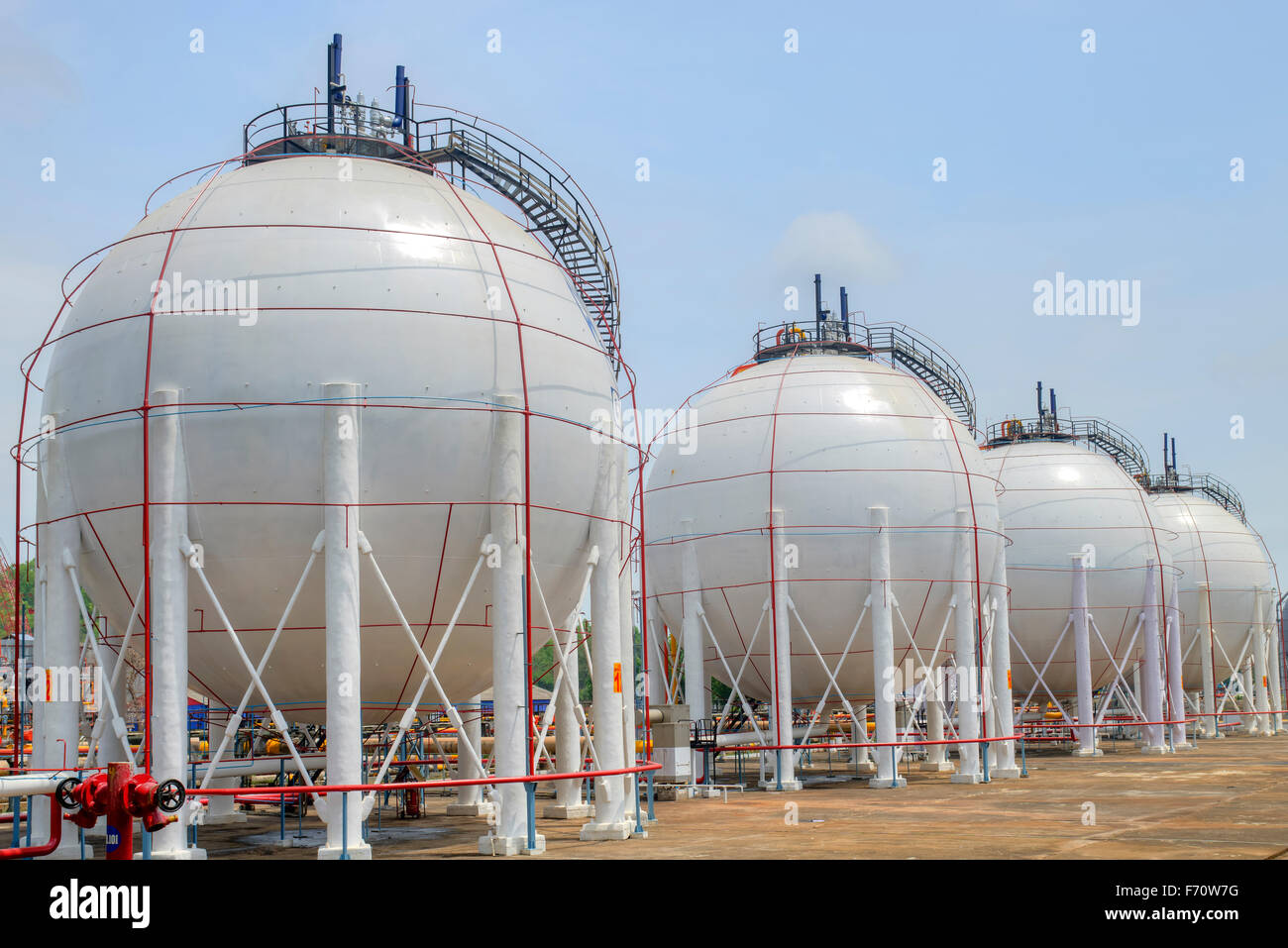 En forme de boule, réservoirs de stockage de pétrole, Inde, Asie Banque D'Images