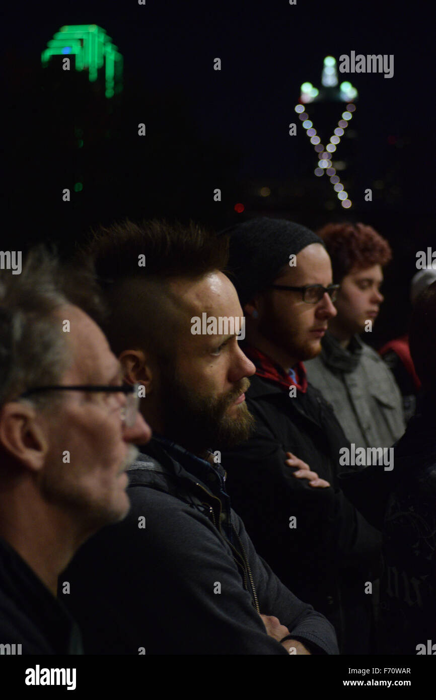 Dallas, Texas, USA. 22 Nov, 2015. Dans la foule des manifestants à l'extérieur du siège de la police de Dallas dimanche soir. Dallas skyline en arrière-plan. Crédit : Brian T./Humek Alamy Live News Banque D'Images