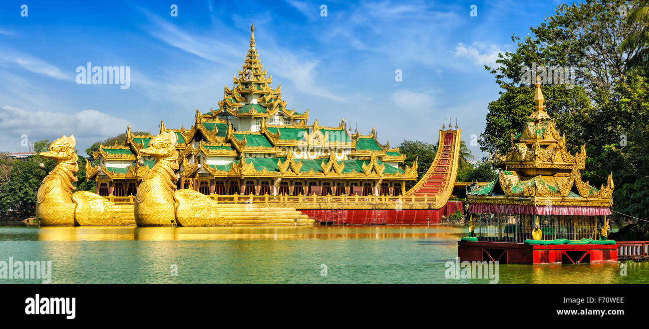 Barge royale Karaweik, Lac Kandawgyi, Yangon Banque D'Images