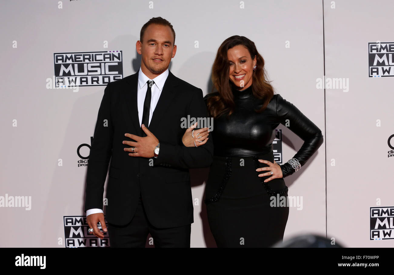 Alanis Morissette et Mario Treadway (l) assister à la 2015 American Music Awards, CMSA, chez Microsoft Theatre de Los Angeles, USA, le 22 novembre 2015. Photo : Hubert Boesl/dpa Banque D'Images