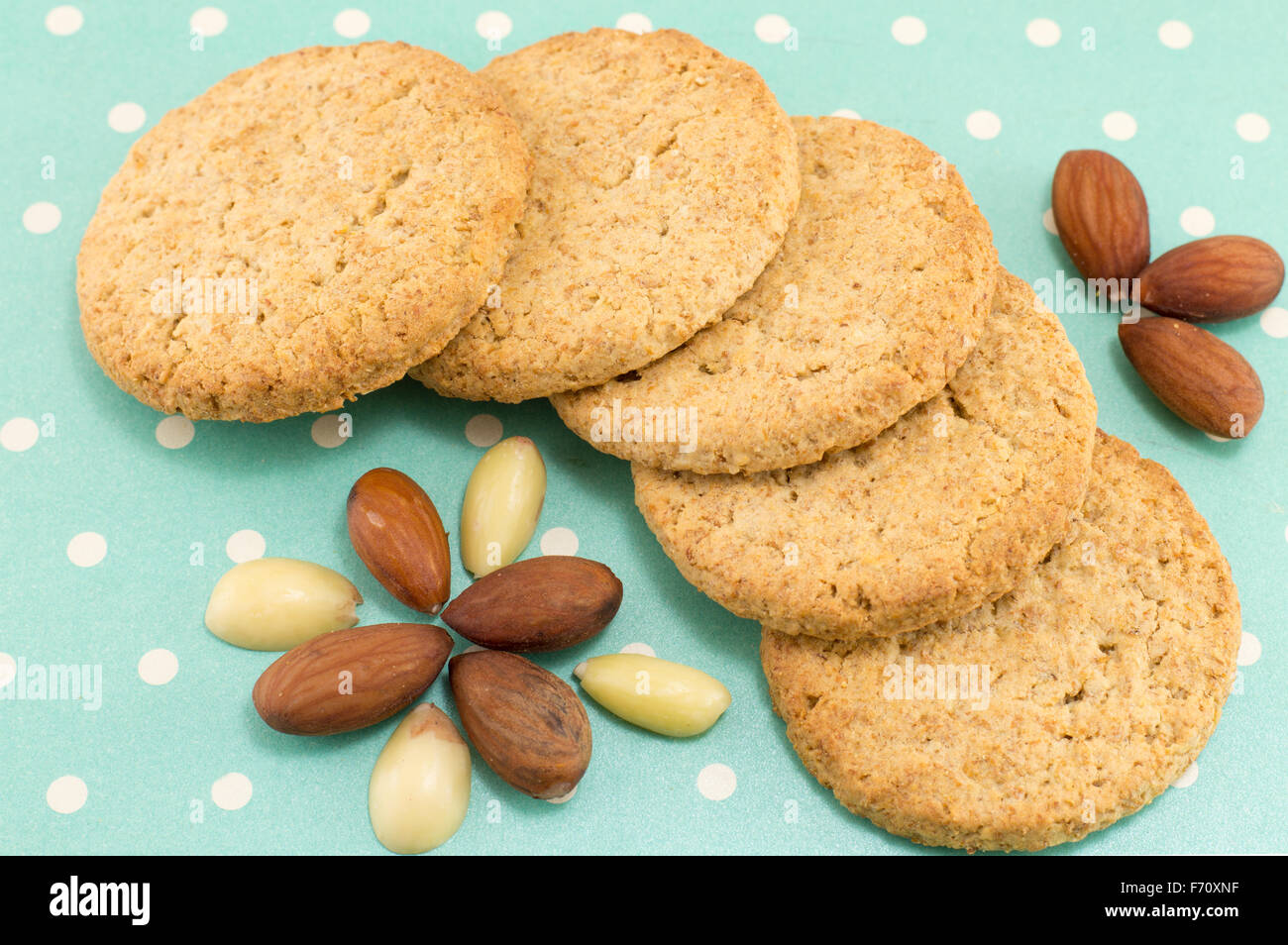 Bunch of integral cookies aux amandes sur blue dotted background Banque D'Images