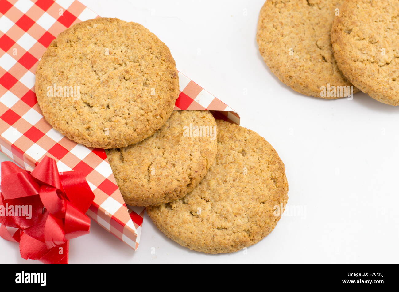 Partie intégrante des cookies dans la décoration saisonnière fort avec un ruban sur fond blanc Banque D'Images