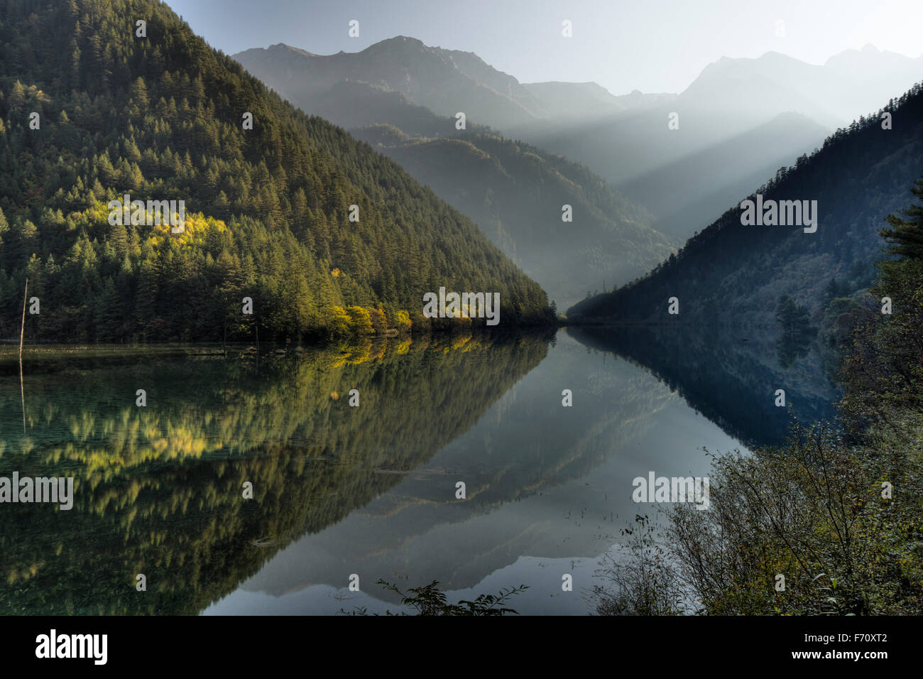 Mirror Lake Parc National Jiuzhaigou au Sichuan, en Chine LA007738 Banque D'Images