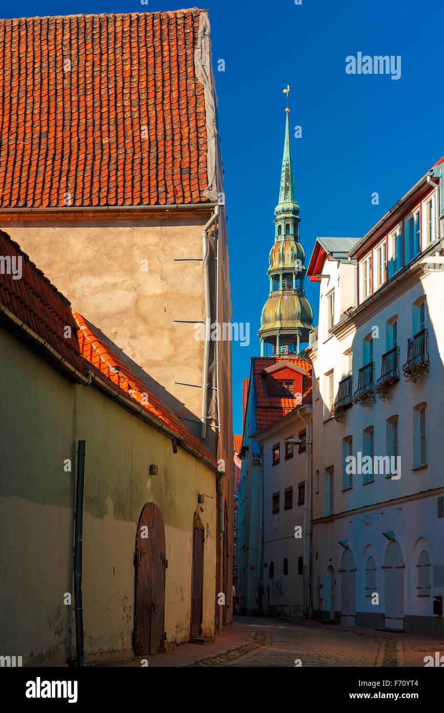 Église Saint Pierre dans la vieille ville de Riga, Lettonie Banque D'Images