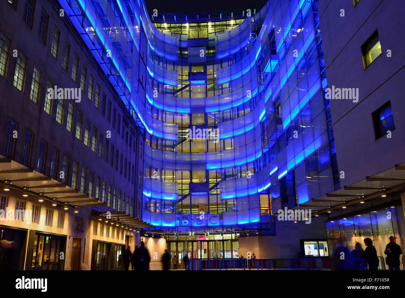 BBC Broadcasting House connexion aile avec illumination bleue, Portland Place, London W1A, United Kingdom Banque D'Images