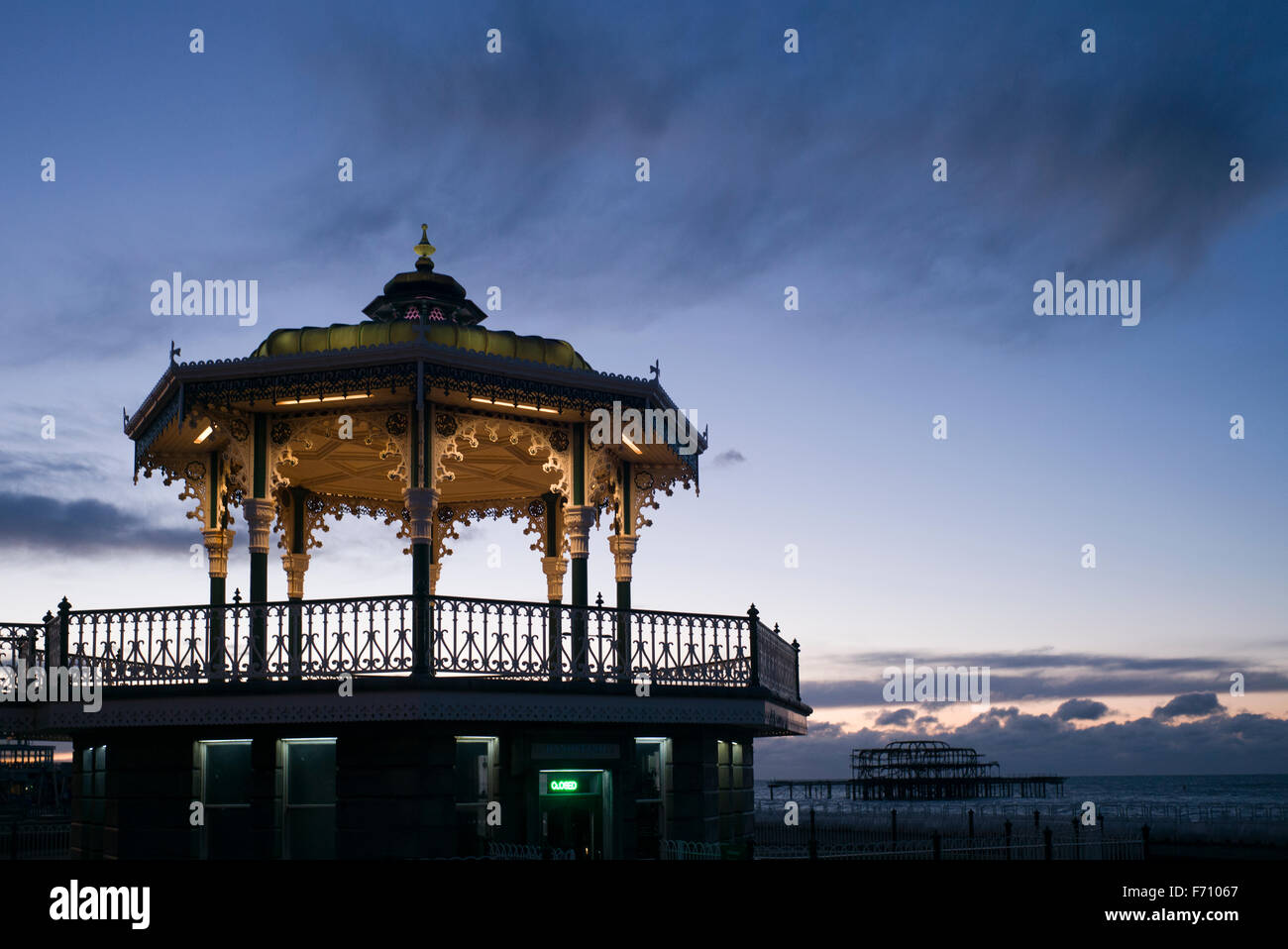Brighton Station kiosque illuminé contre l'aube du ciel Banque D'Images