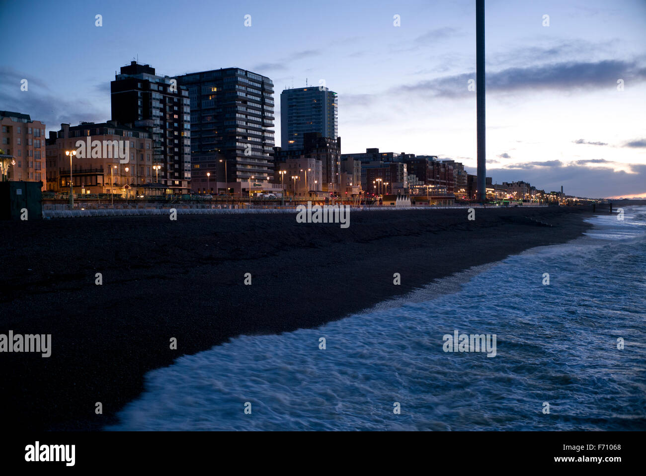 Front de mer de Brighton et hôtels, avant le lever du soleil, des lampadaires et tour d'observation i360 Banque D'Images