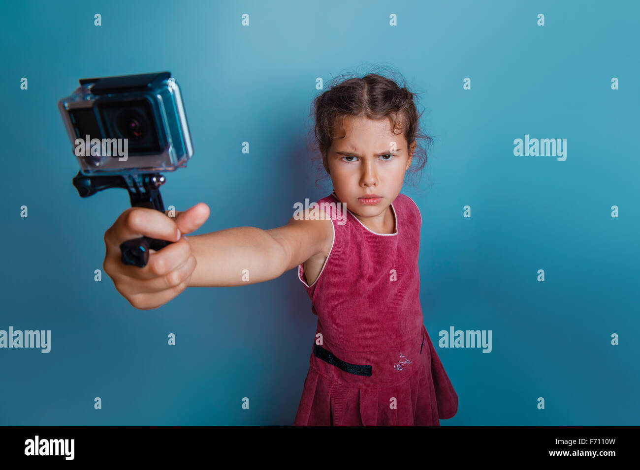 Fille de l'adolescence de l'apparition de sept ans, tenant l'appareil photo Banque D'Images