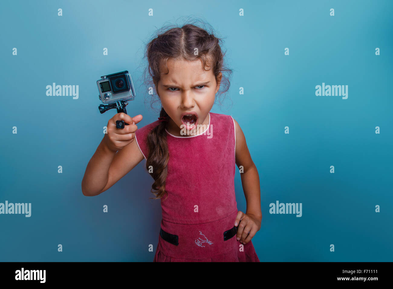 Fille de l'adolescence de l'apparition de sept ans, tenant l'appareil photo Banque D'Images