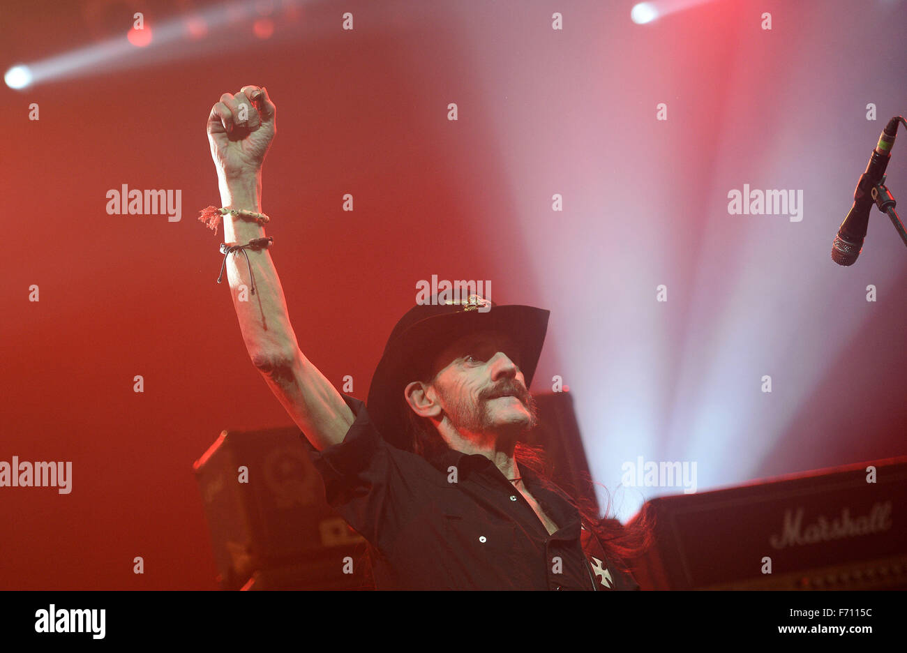 Munich, Allemagne. 20 Nov, 2015. Lemmy Kilmister, chanteur du groupe de heavy metal britannique Motörhead, joue avec son badn sur scène durant un concert à Munich, Allemagne, 20 novembre 2015. Photo : Andreas Gebert/dpa/Alamy Live News Banque D'Images