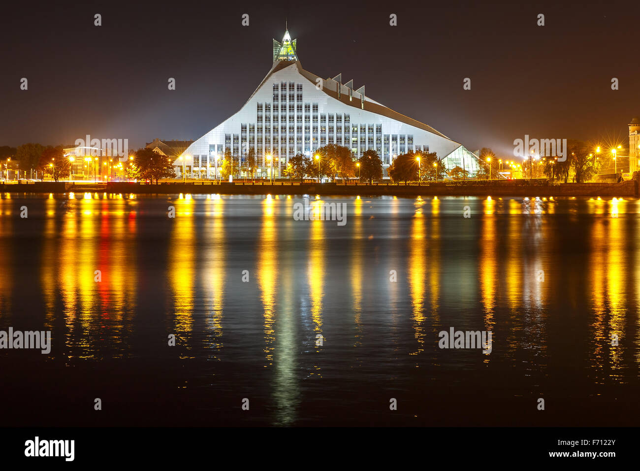 La Bibliothèque nationale de Lettonie la nuit, Riga, Lettonie Banque D'Images