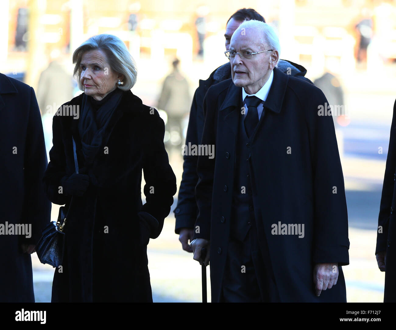 Hambourg, Allemagne. 23 Nov, 2015. L'ancien président allemand Roman Herzog et femme Alexandra Freifrau arriver aux funérailles d'état pour l'ancien chancelier allemand Helmut Schmidt dans l'église paroissiale Saint Michel à Hambourg, Allemagne, 23 novembre 2015. L'ancien chancelier est mort à 96 à Hambourg. Photo : JENS BUETTNER/DPA/Alamy Live News Banque D'Images