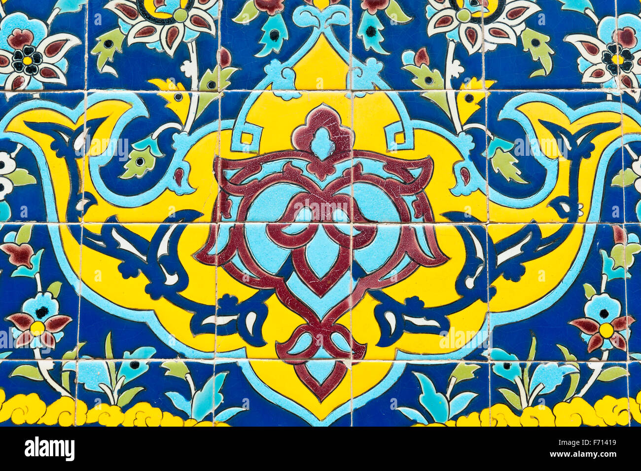 Décoration florale, carreaux émaillés, le Golestan Palace, Téhéran, Iran Banque D'Images