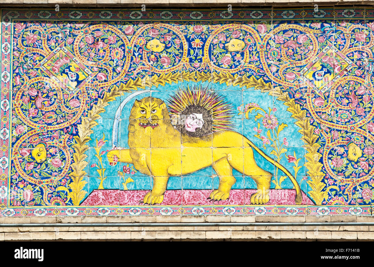 Symbole national persan, bien plus de lion avec l'épée, carreaux émaillés, le Golestan Palace, Téhéran, Iran Banque D'Images