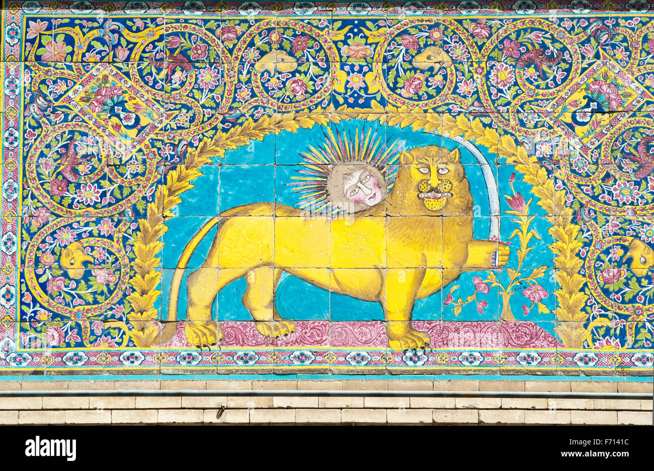 Symbole national persan, bien plus de lion avec l'épée, carreaux émaillés, le Golestan Palace, Téhéran, Iran Banque D'Images