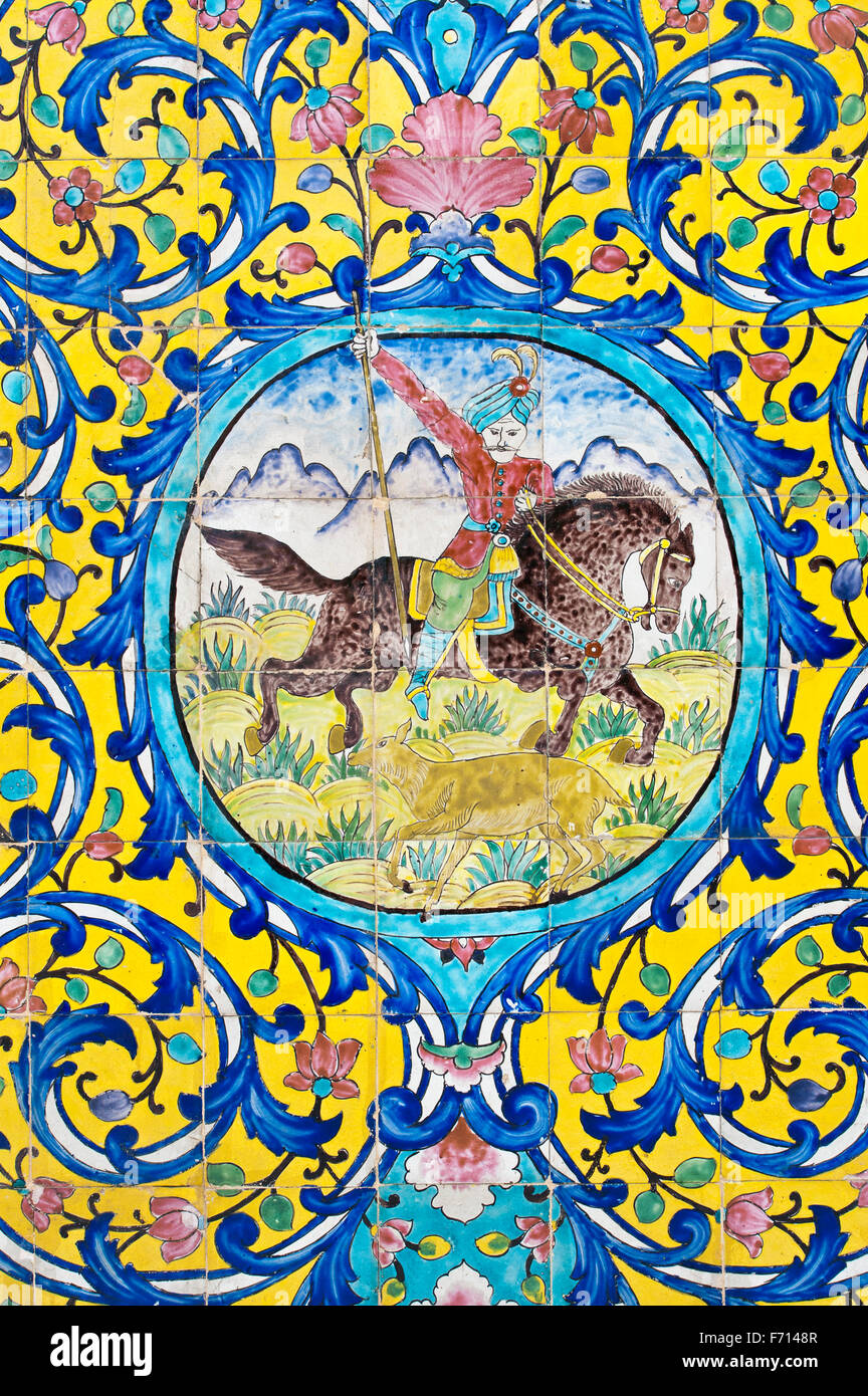 Cavaliers à cheval, décor floral, mural, carreaux émaillés, le Golestan Palace, Téhéran, Iran Banque D'Images
