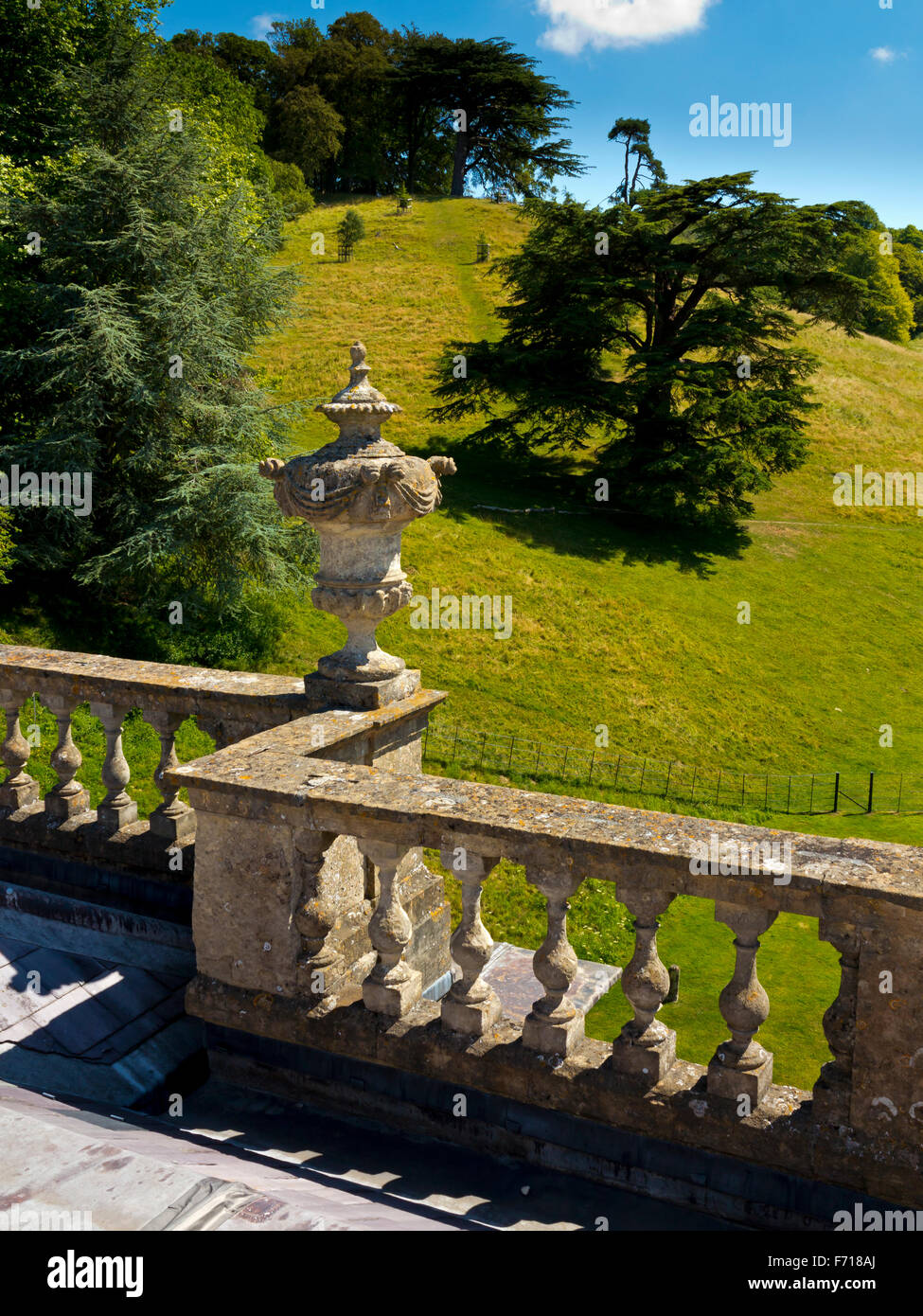 Vue sur le toit et un parc des expositions de Dyrham maison baroque près de Bath en Angleterre South Gloucestershire UK Banque D'Images