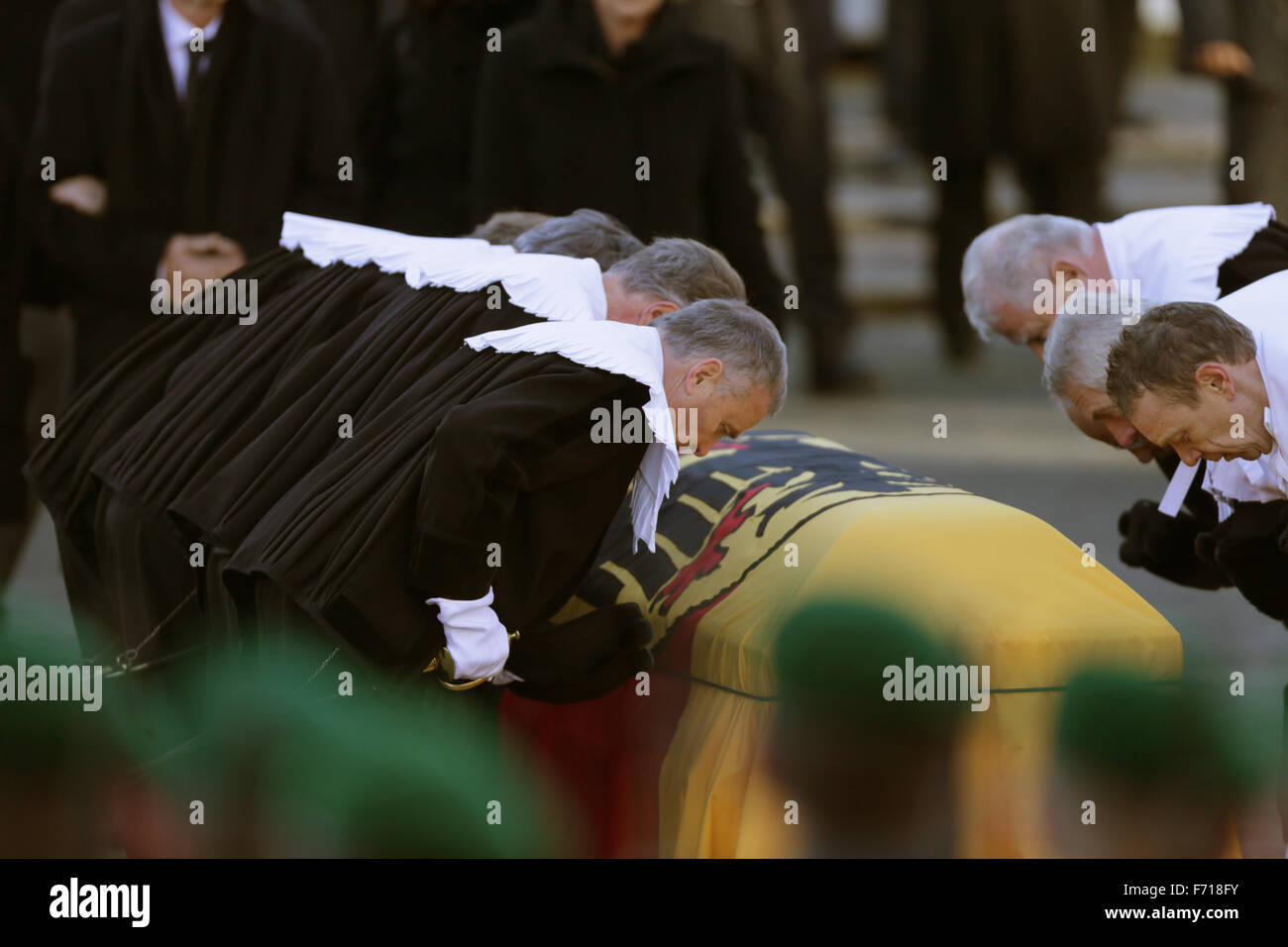 Hambourg, Allemagne. 23 Nov, 2015. Un cercueil recouvert du drapeau est mis hors de l'église aux funérailles d'état pour l'ancien chancelier allemand Helmut Schmidt (SPD) dans l'église paroissiale Saint Michel à Hambourg, Allemagne, 23 novembre 2015. L'ancien chancelier est mort à 96 à Hambourg. Photo:AXEL HEIMKEN/DPA/Alamy Live News Banque D'Images