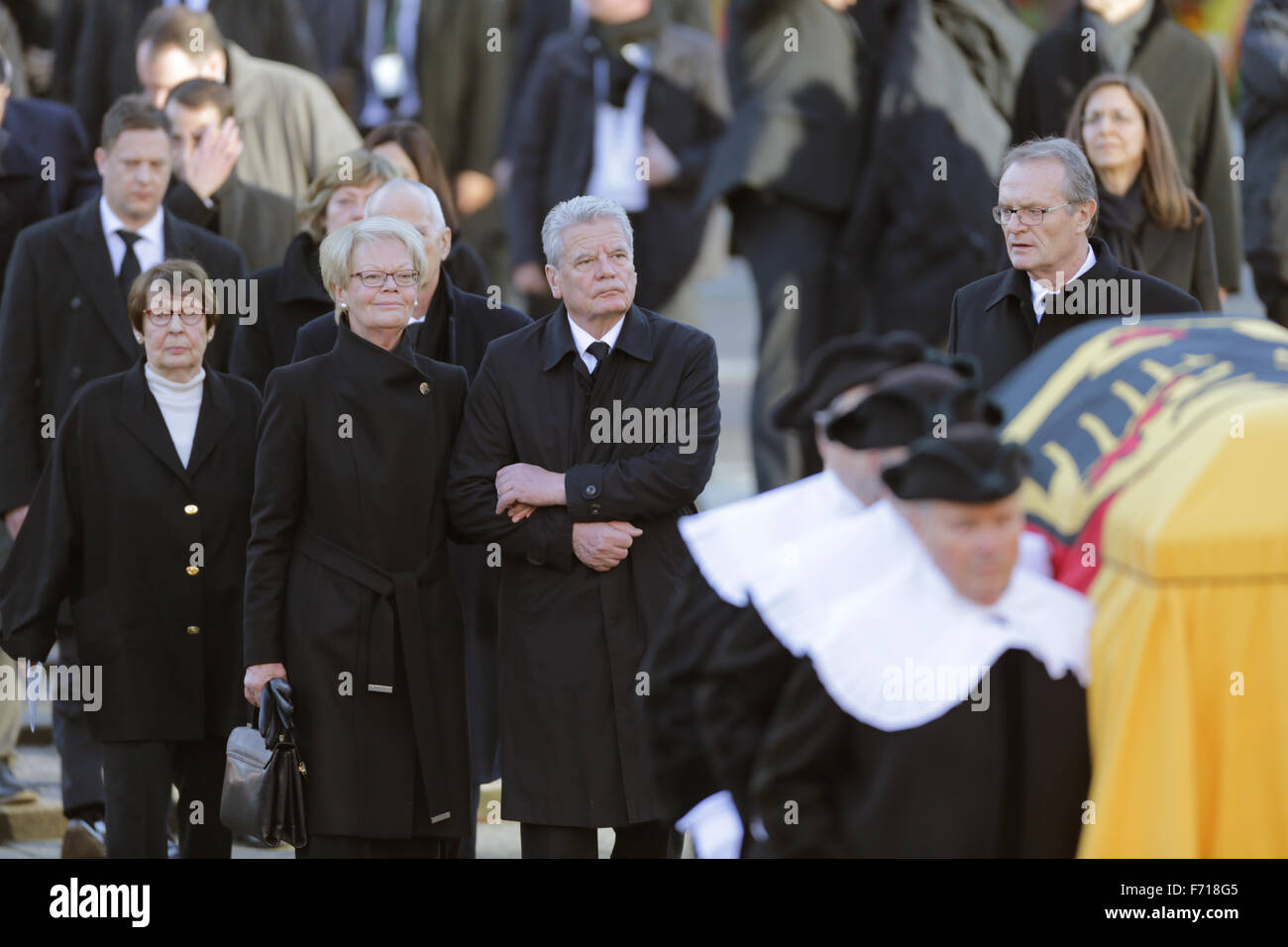 Hambourg, Allemagne. 23 Nov, 2015. Un cercueil recouvert du drapeau est mis hors de l'église aux funérailles d'état pour l'ancien chancelier allemand Helmut Schmidt (SPD) dans l'église paroissiale Saint Michel à Hambourg, Allemagne, 23 novembre 2015. Derrière le cercueil est le président allemand Joachim Gauck, Schmidt-Kennedy avec Susanne Ruth Loah gauche. L'ancien chancelier est mort à 96 à Hambourg. Photo:AXEL HEIMKEN/DPA/Alamy Live News Banque D'Images
