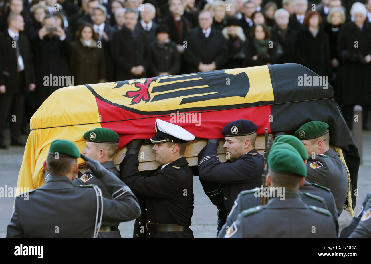 Hambourg, Allemagne. 23 Nov, 2015. Un cercueil recouvert du drapeau est mis hors de l'église aux funérailles d'état pour l'ancien chancelier allemand Helmut Schmidt (SPD) dans l'église paroissiale Saint Michel à Hambourg, Allemagne, 23 novembre 2015. L'ancien chancelier est mort à 96 à Hambourg. Photo:AXEL HEIMKEN/DPA/Alamy Live News Banque D'Images