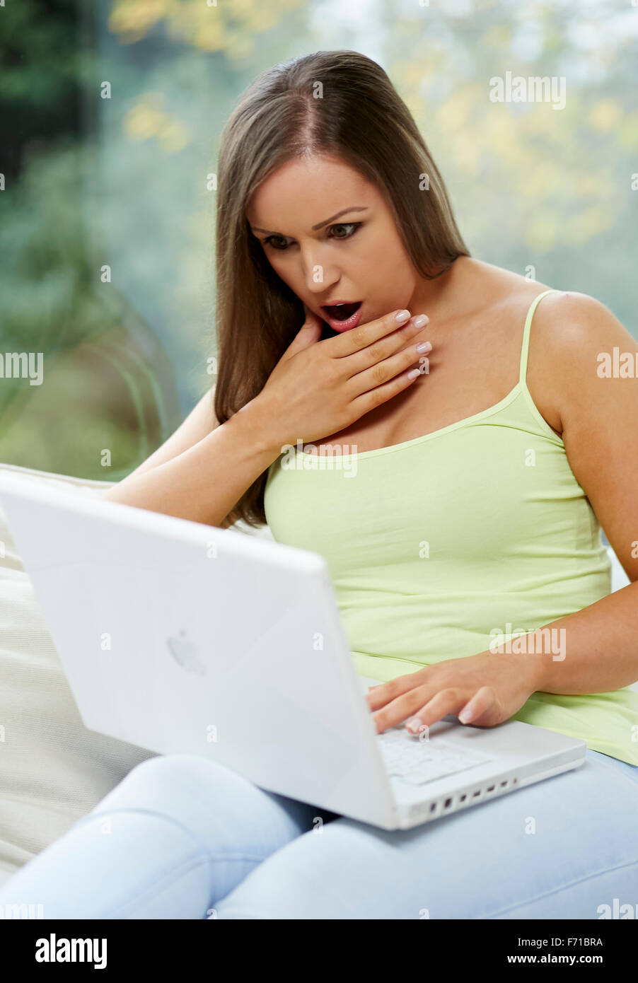 Frustrated woman using computer Banque D'Images