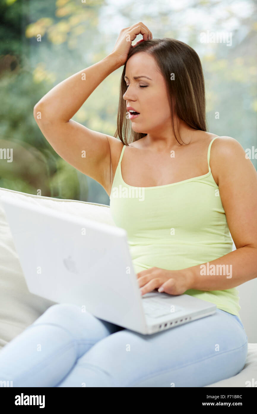 Frustrated woman using computer Banque D'Images