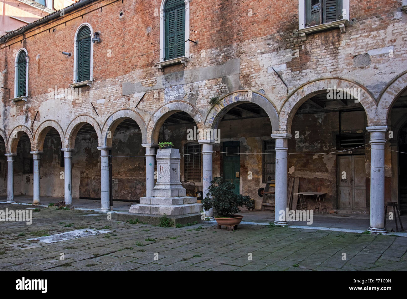 Venise. Cour du cloître de la basilique San Pietro di Castello encadrées par des arches et un passage couvert Banque D'Images