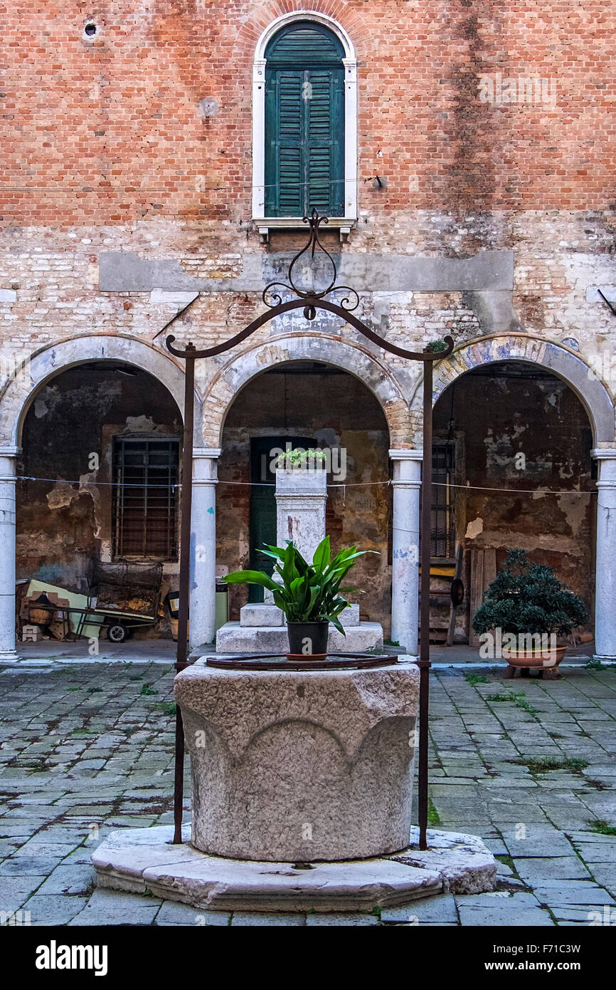 Venise. Cour du cloître de la basilique San Pietro di Castello encadrées par des arches et un passage couvert Banque D'Images