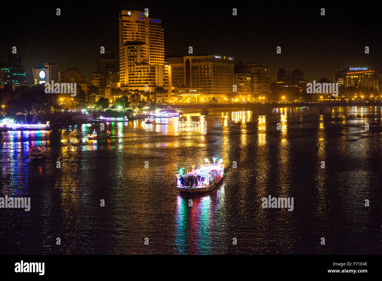 Le Caire, Nil, l'Egypte. Bateau naviguant dans la nuit dans la rivière du Nil Banque D'Images