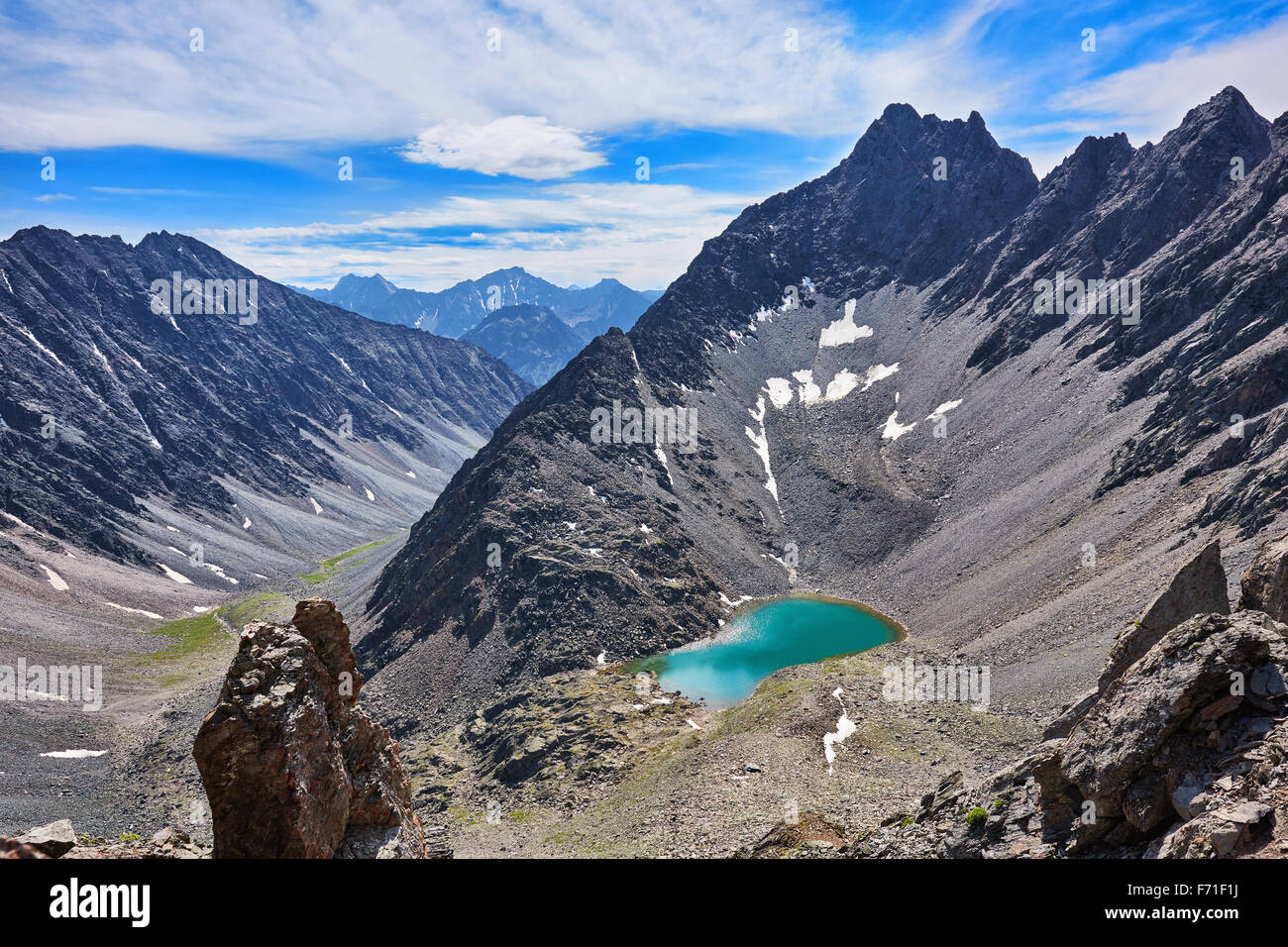 Lac de montagne dans un cirque dans les hautes terres de Sibérie. Sayan de l'Est. La Bouriatie Banque D'Images