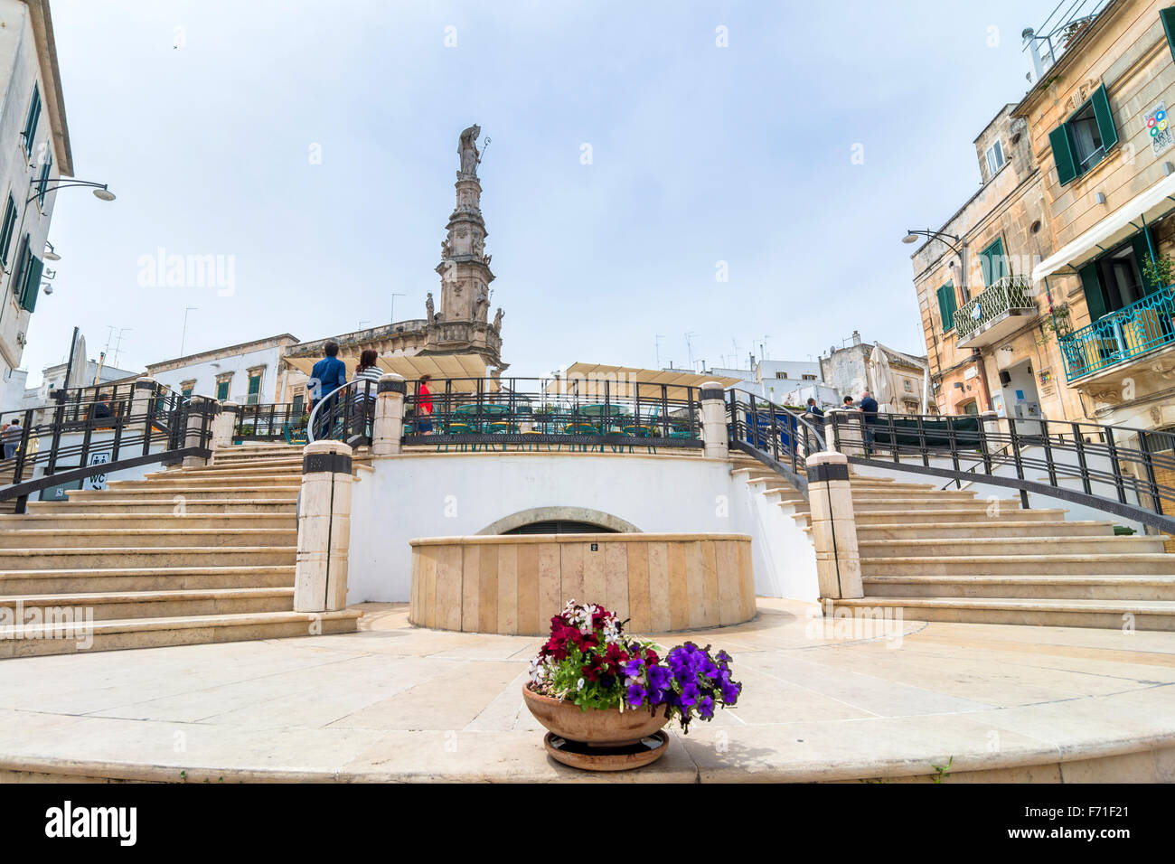 Vieille ville et statue de San Oronzo à Ostuni, Italie. Banque D'Images