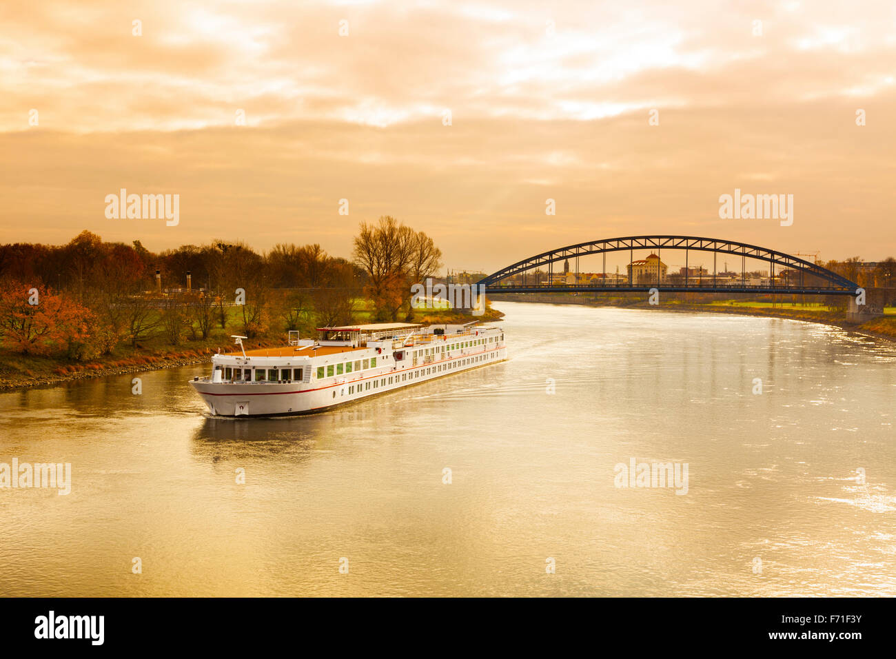 Bateau de croisière sur l'Elbe à Magdebourg Banque D'Images