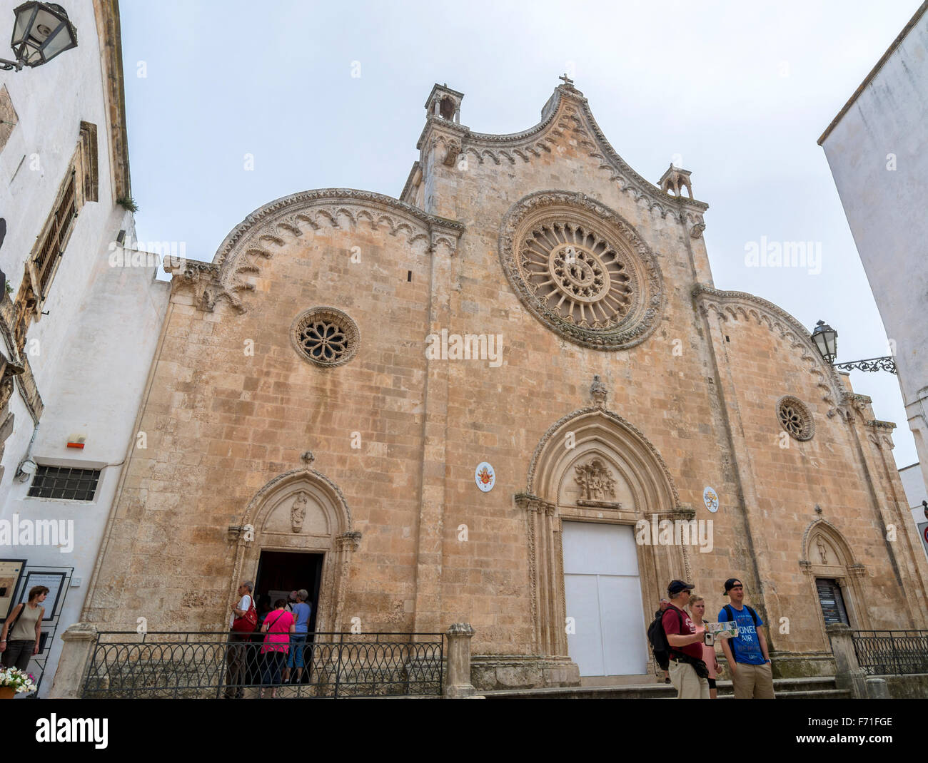 La vue quotidienne de la rue Blanche avec Cathédrale à Ostuni, Italie. Ostuni est un des plus beaux et Banque D'Images