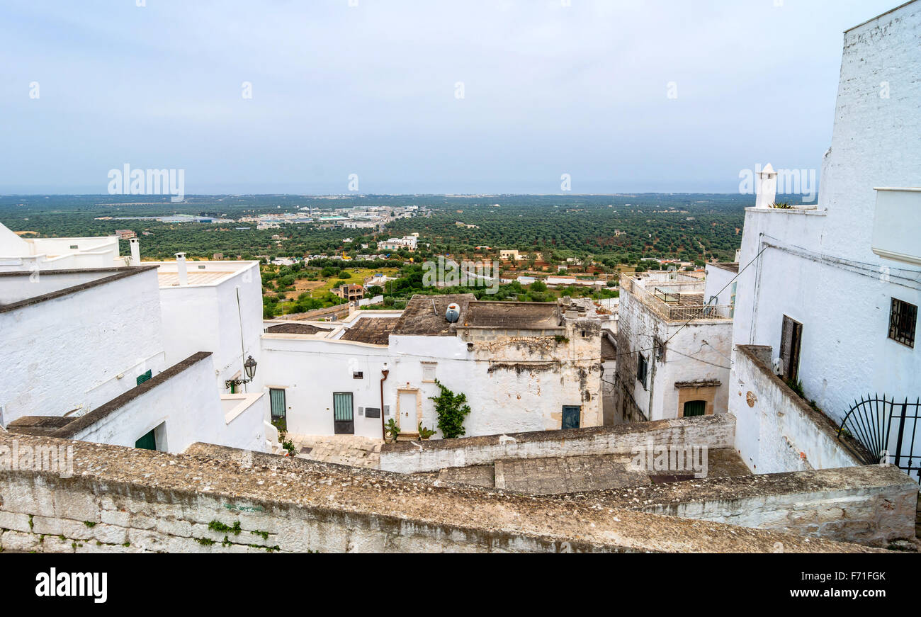 Vue panoramique du paysage de la côte des Pouilles et à Ostuni, Italie. Banque D'Images