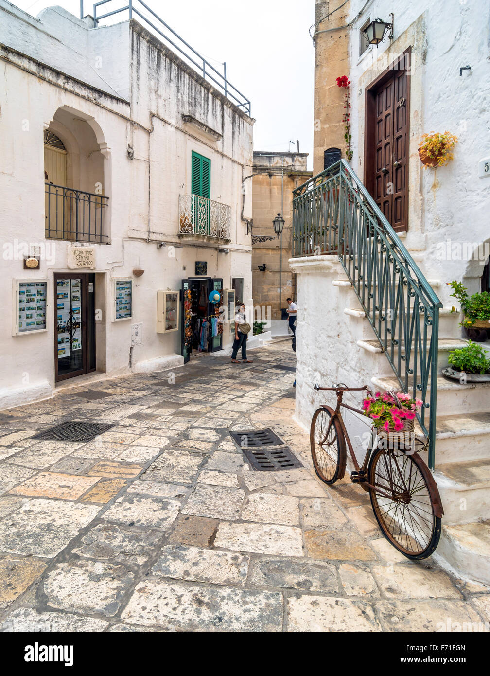 Rue blanche typique avec location à Ostuni, Italie. Banque D'Images