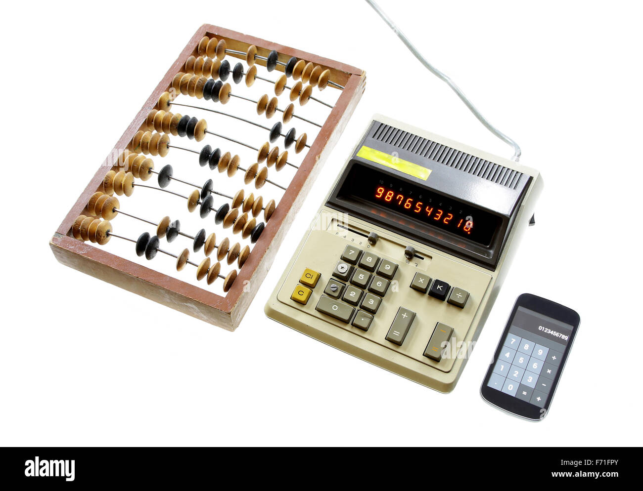 Évolution de l'abacus calcul calculatrice vintage et gadgets modernes isolé sur fond blanc Banque D'Images
