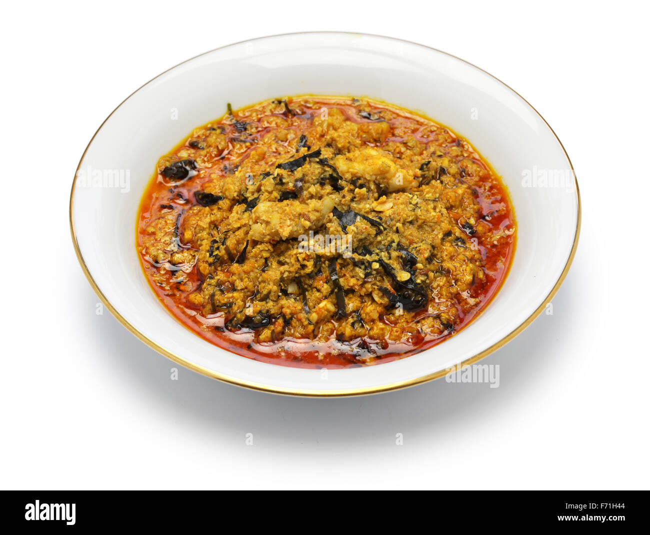 Soupe egusi, cuisine nigérian isolé sur fond blanc Banque D'Images