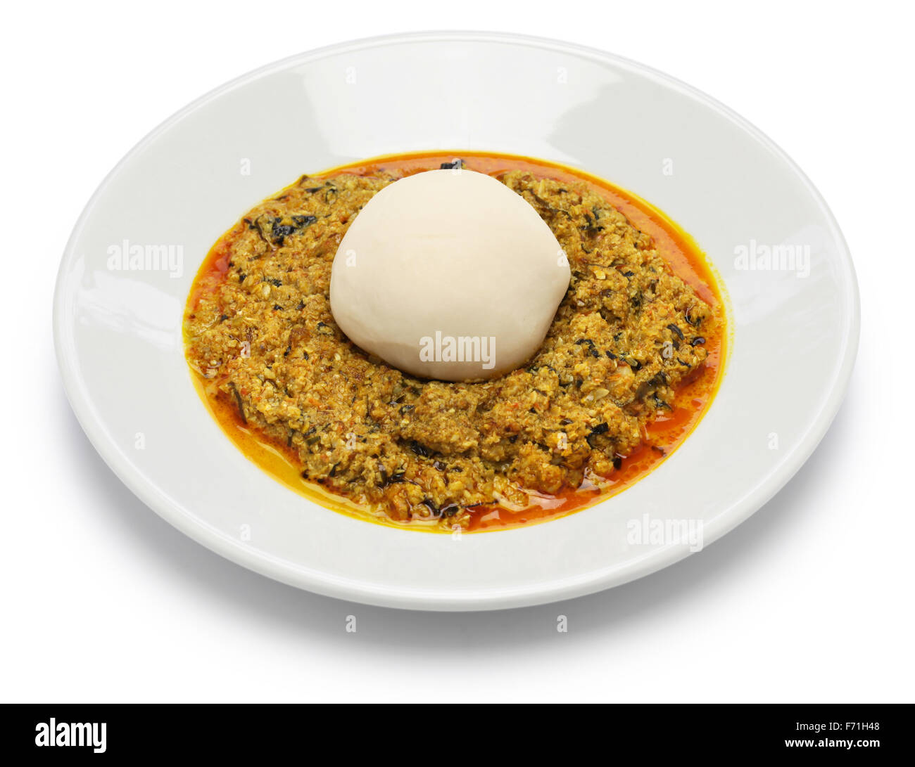 Egusi soup et battues yam, cuisine nigérian isolé sur fond blanc Banque D'Images