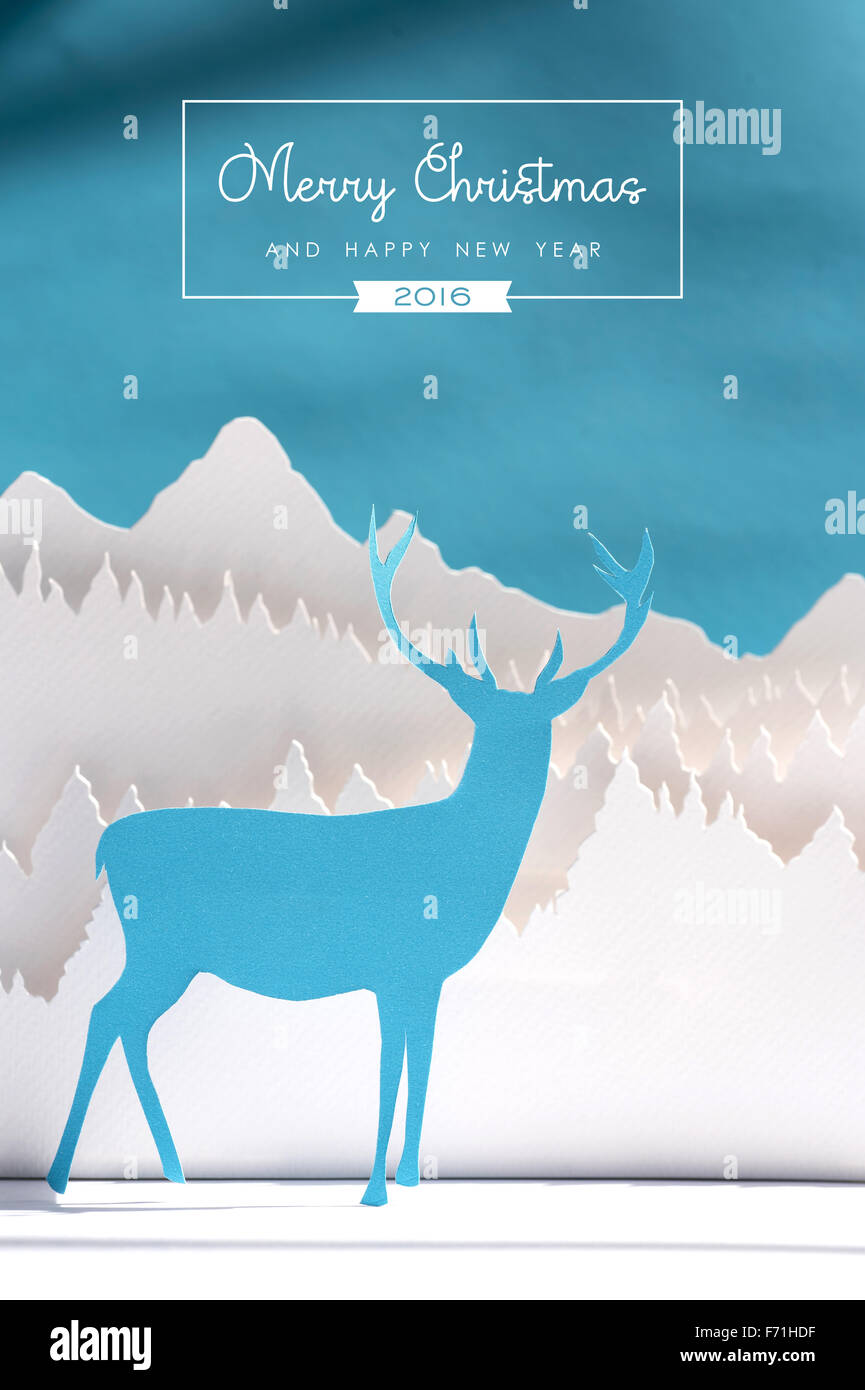 Joyeux noël Bonne Année 2016 coupe papier fait main : scène d'hiver avec neige cerf bleu paysage forestier et étiquette de texte. Banque D'Images