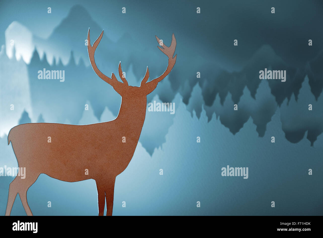 Joyeux Noël Nouvel an coupe papier fait main carte de souhaits avec du chevreuil et l'hiver la texture de fond du paysage forestier. Banque D'Images