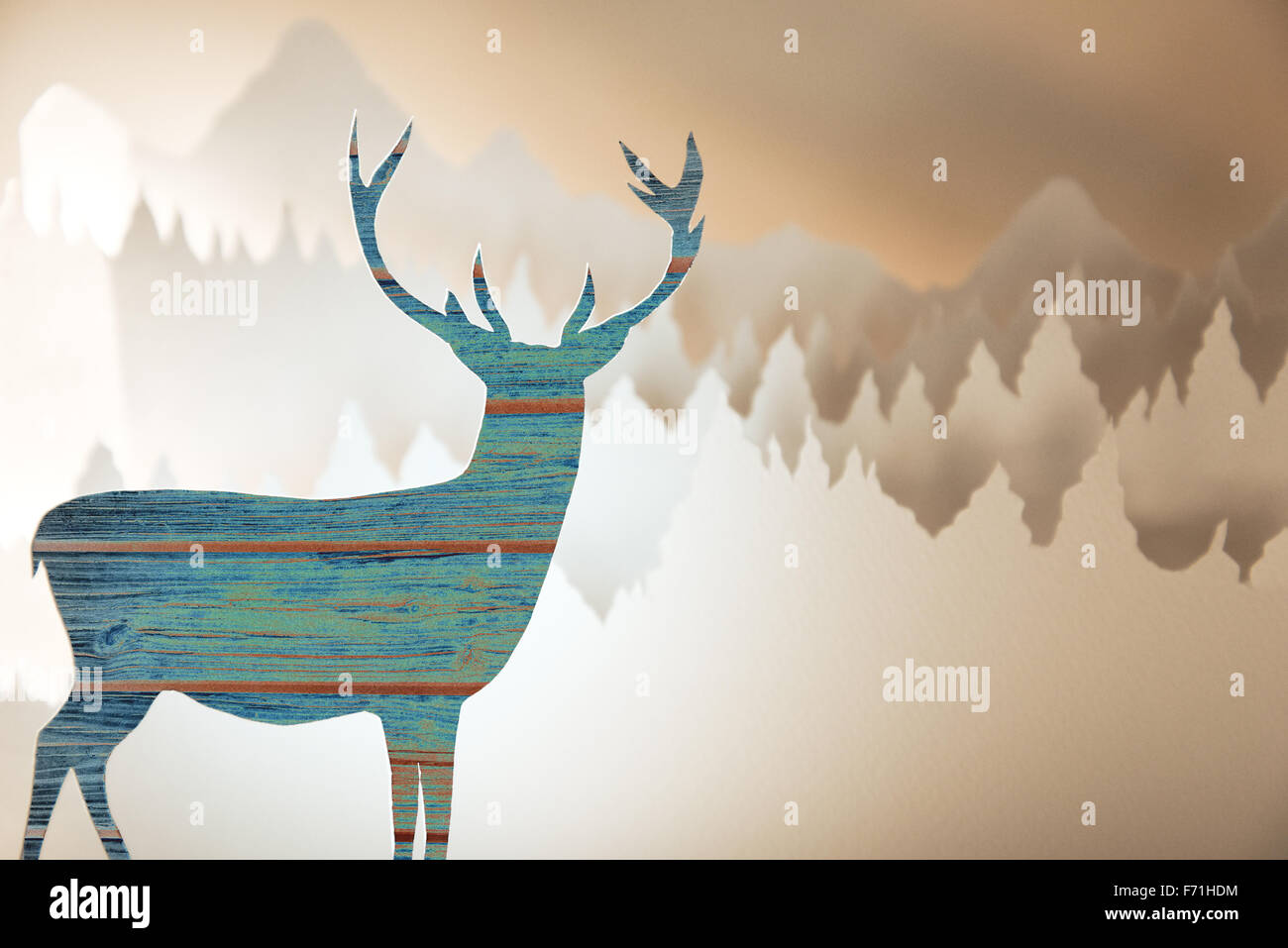 Joyeux Noël Nouvel an carte de voeux coupe papier fait main en bois de cerf avec motif silhouette et paysage de forêt d'hiver Banque D'Images