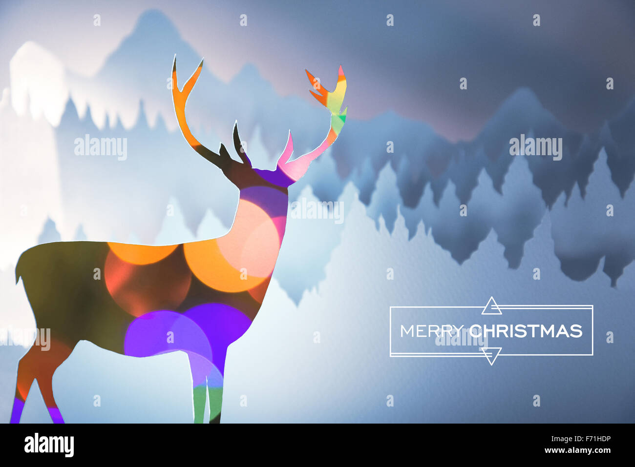 Joyeux noël papier artisanal cut scène d'hiver : deer avec feux de forêt et flou d'arrière-plan du paysage. Idéal pour maison de vacances Banque D'Images