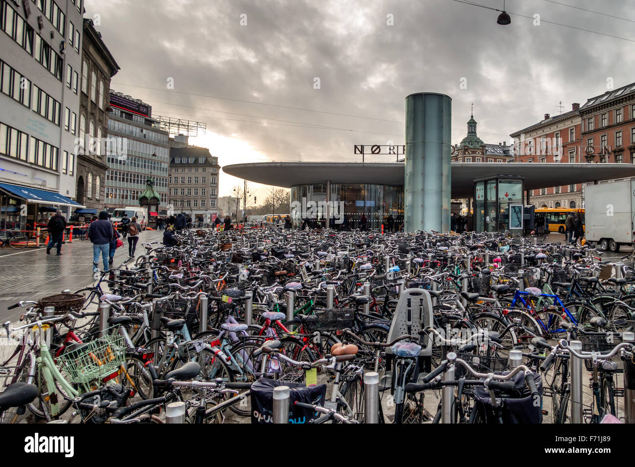Les vélos garés à une station de métro à Copenhague, Denmartk Banque D'Images