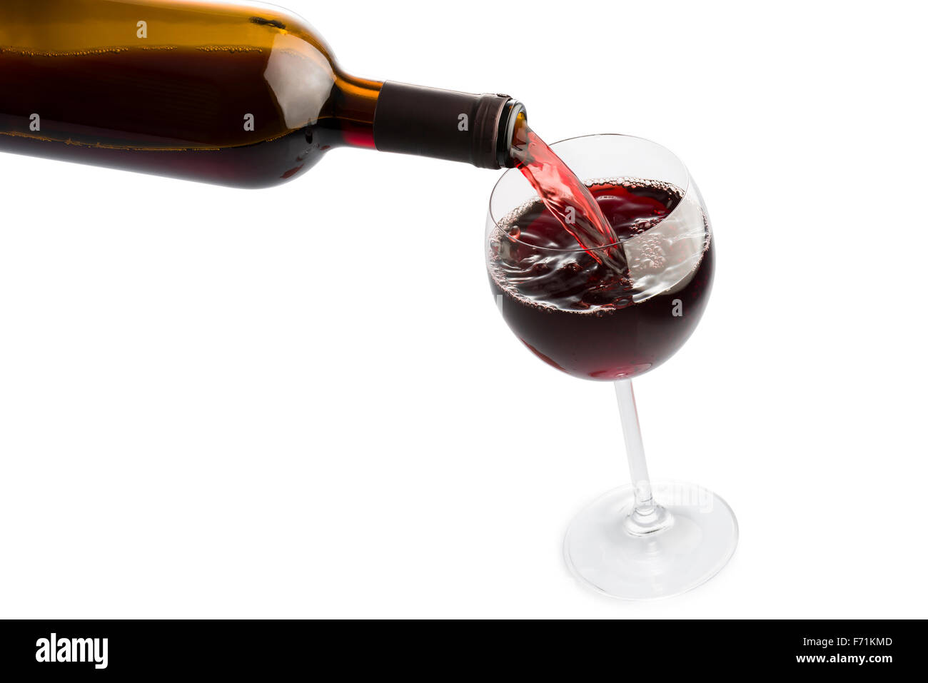 Verser la bouteille de vin rouge dans un verre sur fond blanc Banque D'Images