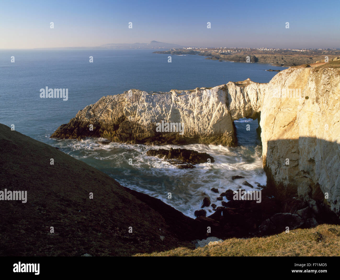 L'arche blanche, ou Bwa Gwyn, à l'ouest en direction du nord-y-Porth garan et Holyhead Mountain, Anglesey, au nord du Pays de Galles, Royaume-Uni Banque D'Images