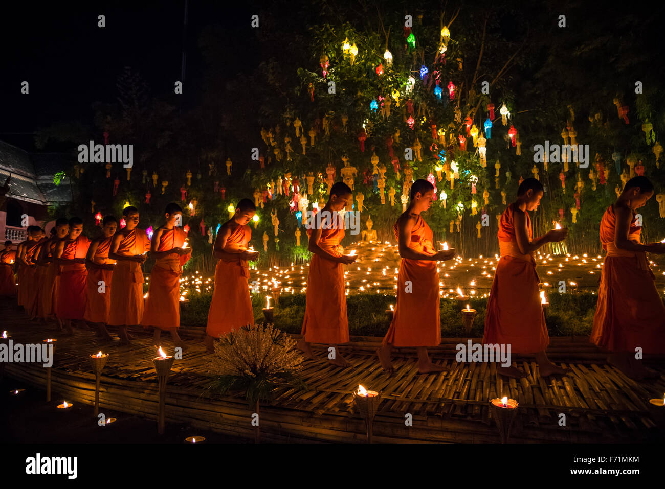 Ligne de moines avec des bougies en Loy Krathong festival. Chiang Mai, Thaïlande. Banque D'Images