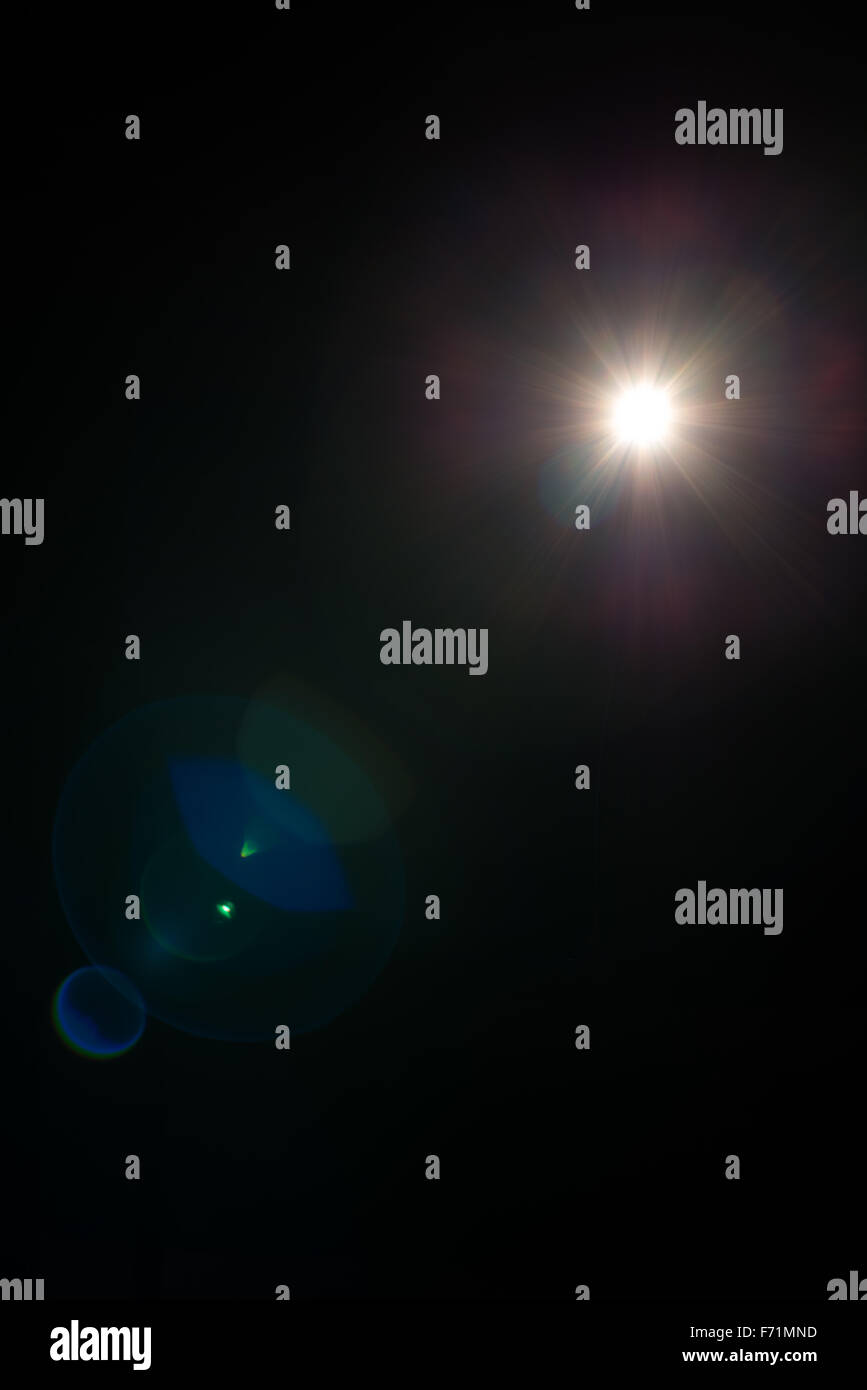 Lens flare naturel sur fond sombre Banque D'Images